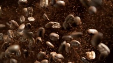 Ground Coffee 'nin Süper Yavaş Çekimi ve Taze Fasulye Patlaması. Kamera 1000fps' de. 4K 'da Yüksek Hız Sinema Kamerası ile çekildi..