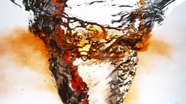 Girdabında Siyah Çayı Sızdıran Süper Yavaş Çekim Beyaz Arkaplan 300 — Stok video
