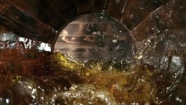 Super Slow Motion Shot White Wine Splashing Old Oak Wooden — Stok Video