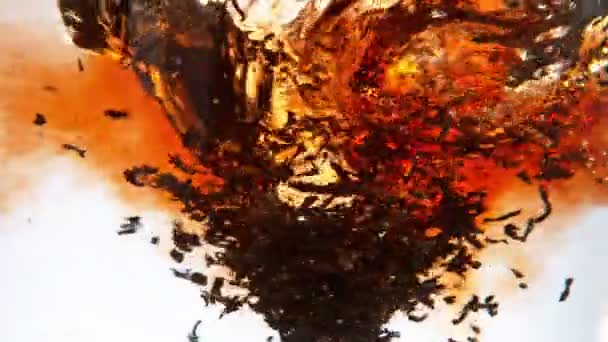 Супер Повільний Постріл Вилуговування Чорного Чаю Водяному Гірчиці Ізольовано Білому — стокове відео