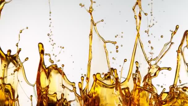 Super Slow Motion Shot Splashing Golden Oil Λευκό Φόντο Στα — Αρχείο Βίντεο