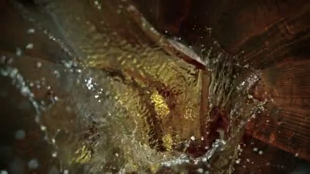 Супер Повільний Рух Покласти Біле Вино Старий Дубовий Дерев Яний — стокове відео