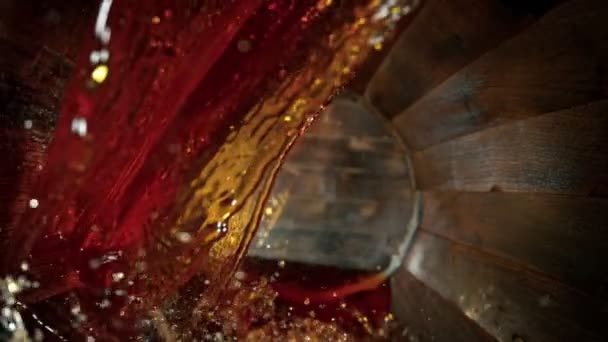 Супер Повільний Постріл Вливання Золотої Алкогольної Рідини Дубову Дерев Яну — стокове відео