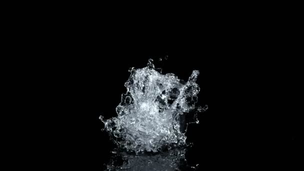 Super Slow Motion Shot Real Water Splash Explosión Superficie Aislada — Vídeos de Stock