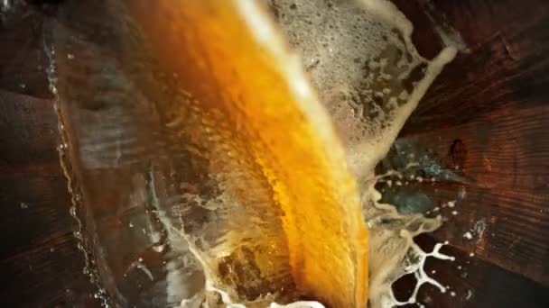 Süper Yavaş Çekim Taze Birayı Eski Ahşap Fıçı 1000Fps Dök — Stok video