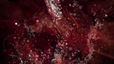 1600 fps 'de Old Oak Tahta Fıçısına Kırmızı Şarap Doldurmanın Süper Yavaş Çekimi. 4K 'da Yüksek Hız Sinema Kamerası ile çekildi..