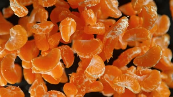 Super Slow Motion Shot Peeled Tangerines Flying Camera Sur Fond — Video