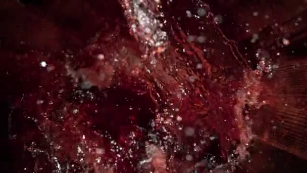 Super Slow Motion Shot Des Einfüllens Von Rotwein Alte Eichenholzfässer — Stockvideo