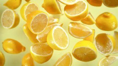 Uçan Taze Limon Dilimleri 'nin Süper Yavaş Çekimi. Kamera' ya doğru 180 metrede. 4K 'da Yüksek Hız Sinema Kamerası ile çekildi..