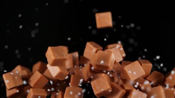 Super Slow Motion Colpo Esplosione Caramello Salato Isolato Sfondo Nero — Video Stock