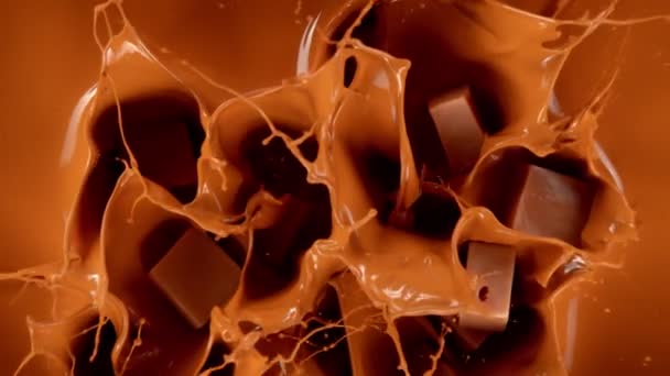 Super Slow Motion Shot Caramel Chunks Wpada Stopiony Karmel Prędkością — Wideo stockowe