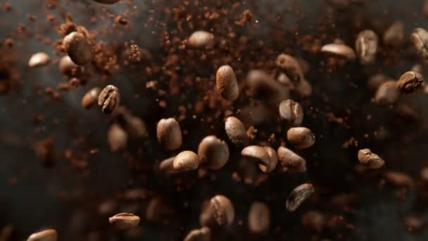 咖啡和新鲜豆类咖啡的超级慢镜头以1000Fps的速度冲向相机 用4K高速电影摄影机拍摄 — 图库视频影像