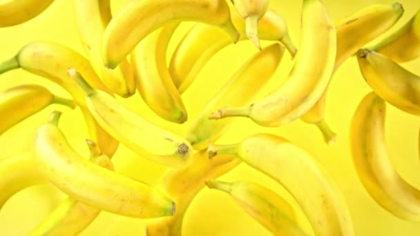 Super Slow Motion Shot Fresh Bananas Κίτρινο Φόντο Πετώντας Προς — Αρχείο Βίντεο
