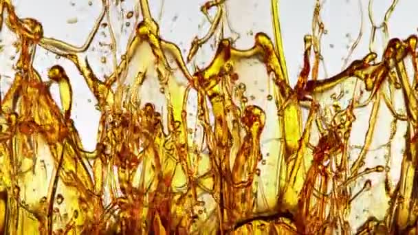 Super Slow Motion Shot Splashing Golden Oil Fundo Branco 1000Fps — Vídeo de Stock