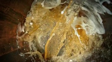 Süper Yavaş Çekim Taze Birayı Eski Ahşap Fıçı 'ya 1000fps' de dök. 4K 'da Yüksek Hız Sinema Kamerası ile çekildi..
