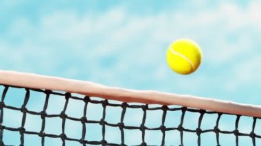 Süper Yavaş Hareket Detaylı Tenis Topu Atışı 300 metrede Net 'e çarptı. 4K 'da Yüksek Hız Sinema Kamerası ile çekildi..