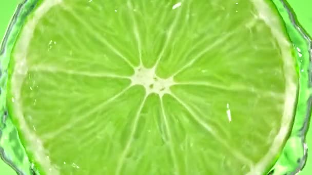 Szczegóły Super Slow Motion Shot Rotating Fresh Lime Slice Splashing — Wideo stockowe