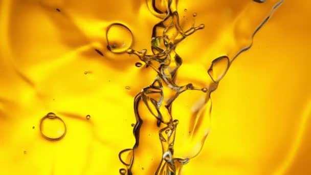 Super Slow Motion Shot Spring Golden Oil Waits 1000Fps Съемки — стоковое видео