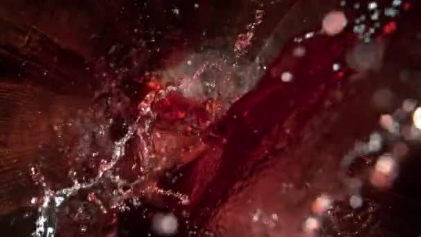 Super Slow Motion Shot Des Einfüllens Von Rotwein Alte Eichenholzfässer — Stockvideo
