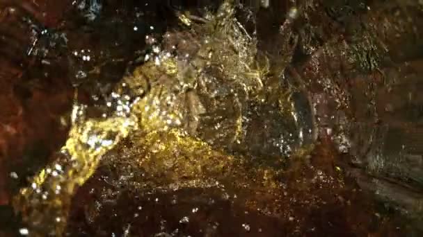 Super Slow Motion Shot White Wine Splashing Old Oak Barrel — Vídeo de Stock