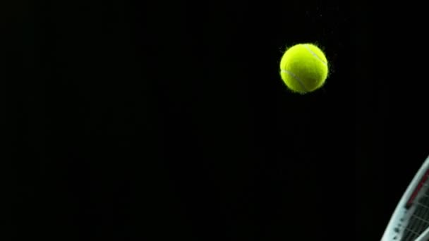 以1000 Fps的球拍拍击含有白粉的泰尼斯球的超级慢动作细节镜头 用4K高速电影摄影机拍摄 — 图库视频影像