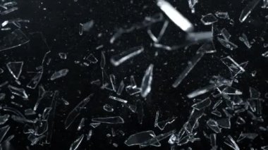 Kameraya doğru uçan cam kırıklarının Süper Yavaş Çekimi 1000fps derinlikte izole edildi. Yüksek hızlı sinema kamerasıyla çekildi, 4K.