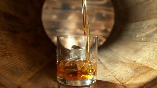 Super Slow Motion Shot Verter Whisky Vidrio Con Cubitos Hielo — Vídeos de Stock
