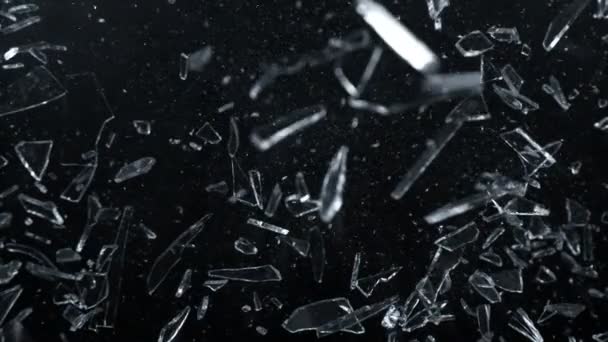 玻璃碎片以1000Fps的速度飞向被黑色隔离的相机的超级慢镜头 用高速摄像机拍摄 — 图库视频影像