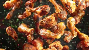 Izgara Baharatlı Tavuk Kanatları ve Davul Çubukları 'nın Süper Yavaş Çekimi 300 metre yükseklikte kameraya doğru uçuyor. 4K 'da yüksek hızlı sinema kamerası ile çekildi...