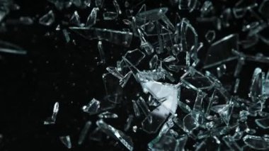 Kameraya doğru uçan cam kırıklarının Süper Yavaş Çekimi 1000fps derinlikte izole edildi. Yüksek hızlı sinema kamerasıyla çekildi, 4K.