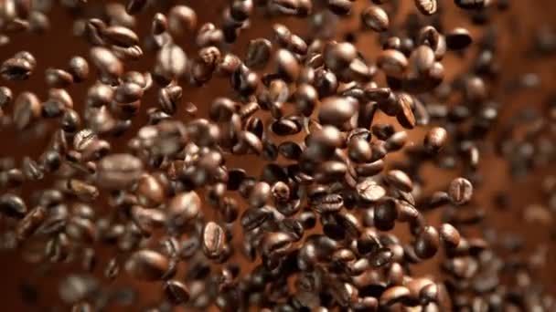Super Zeitlupenaufnahme Frischer Kaffeebohnen Die Auf Braunem Hintergrund Mit 1000Fps — Stockvideo