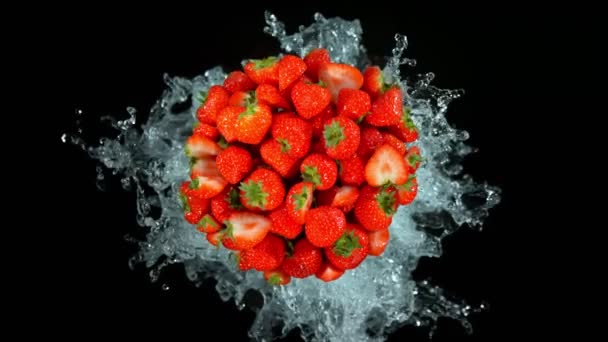 超级慢镜头新鲜草莓和水飞溅分离在黑色在1000Fps 以4K高速电影摄影机拍摄 — 图库视频影像