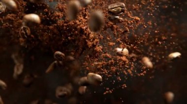 Ground Coffee 'nin Süper Yavaş Çekimi ve Taze Fasulye Patlaması. Kamera 1000fps' de. 4K 'da Yüksek Hız Sinema Kamerası ile çekildi..