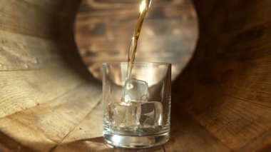Süper Yavaş Çekim Viski Bardağa Doldurulurken Tahta Fıçı 'nın içinde 300 metre yükseklikte buz küpleriyle. 4K 'da Yüksek Hız Sinema Kamerası ile çekildi..