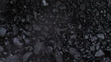 Siyah Arkaplanda Ezici Kömür 'ün Süper Yavaş Çekimi 1000 fps' de. 4K Çözünürlükte Yüksek Hız Sinema Kamerası ile Çekim.