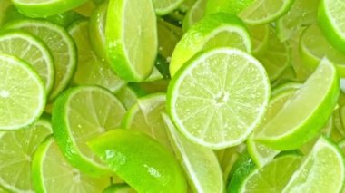 Uçan Taze Limon Dilimleri 'nin Süper Yavaş Çekimi. Kamera' ya doğru 180 metrede. 4K Çözünürlükte Yüksek Hız Sinema Kamerasında Çekim.