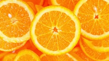 Süper Yavaş Çekim Uçan Portakal Dilimleri 1.000 fps hızla kameraya doğru. 4K Çözünürlükte Yüksek Hız Sinema Kamerasında Çekim.