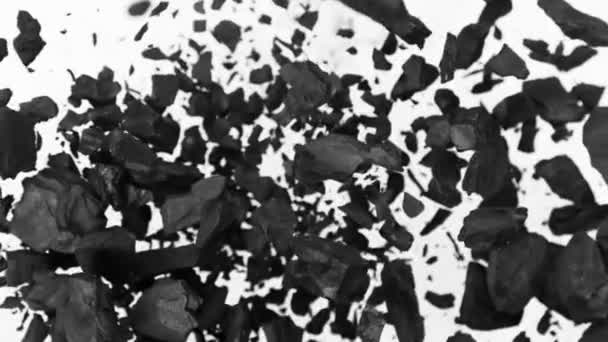 Super Slow Motion Shot Der Kohleexplosion Isoliert Auf Weißem Hintergrund — Stockvideo