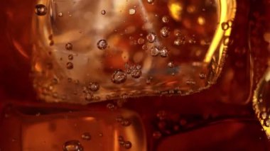 Süper Yavaş Hareket Detaylı Fizzing Cola Limonata ve Yüzen Buz Küpleri. 4K 'da Yüksek Hız Sinema Kamerası ile çekildi..