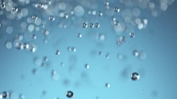 Super Pomalý Pohyb Shot Falling Water Kapky Modrém Pozadí Při — Stock video