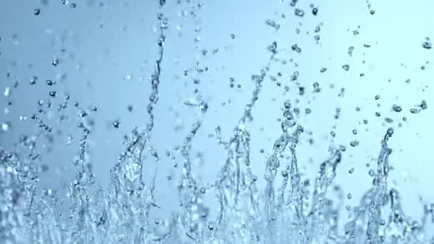 Super Slow Motion Abstract Shot Splashing Water Sobre Fondo Azul — Vídeos de Stock