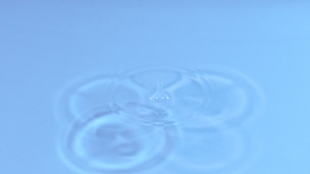 Super Slow Motion Shot Water Drop Vallen Blauw Helder Water — Stockvideo