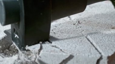 1600 metrede Balyozla Ezici Beton Tuğla 'nın Süper Yavaş Çekimi. Yüksek Hız Sinema Kamerası ile 4K çözünürlükte çekilmiştir.