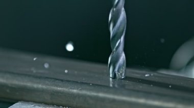 Süper Yavaş Hareketli Detaylı Sondaj Çelik Atışı 1000 fp hızda. Yüksek Hız Sinema Kamerası ile 4K çözünürlükte çekilmiştir.