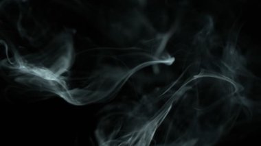 Süper Yavaş Çekim Çekimi Soyut Duman Kara Arkaplan 'da izole edildi. 4K 'da Yüksek Hız Sinema Kamerası ile çekildi..