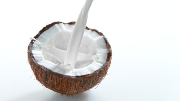 Super Slow Motion Shot Pouring Milk Świeżego Kokosa Prędkością 1000 — Wideo stockowe