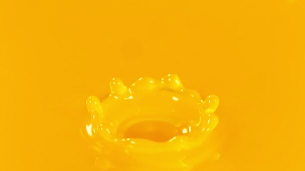Super Slow Motion Detail Shot Orange Juice Liquid Drop Скоростью — стоковое видео