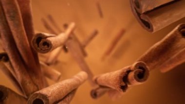 Kahverengi Gradyan Arkaplanına Düşen Tarçın 'ın Süper Yavaş Çekimi. 4K Çözünürlükte Yüksek Hız Sinema Kamerasında Çekim.