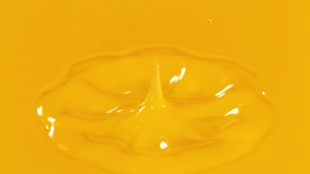 Super Slow Motion Detail Shot Orange Juice Liquid Drop Скоростью — стоковое видео