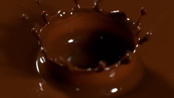 Super Slow Motion Detail Shot Chocolate Liquid Drop Скоростью 1000 — стоковое видео